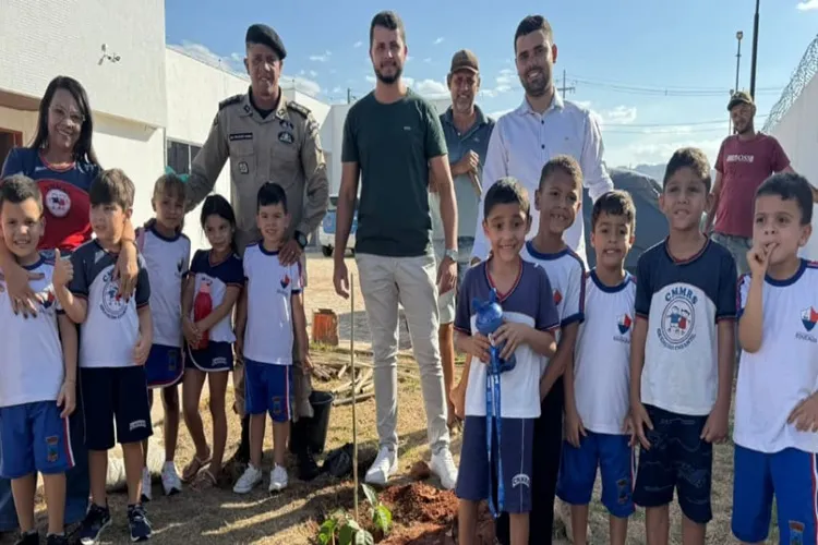 4ª CIPM recepciona crianças em homenagem ao Dia da Árvore em Macaúbas