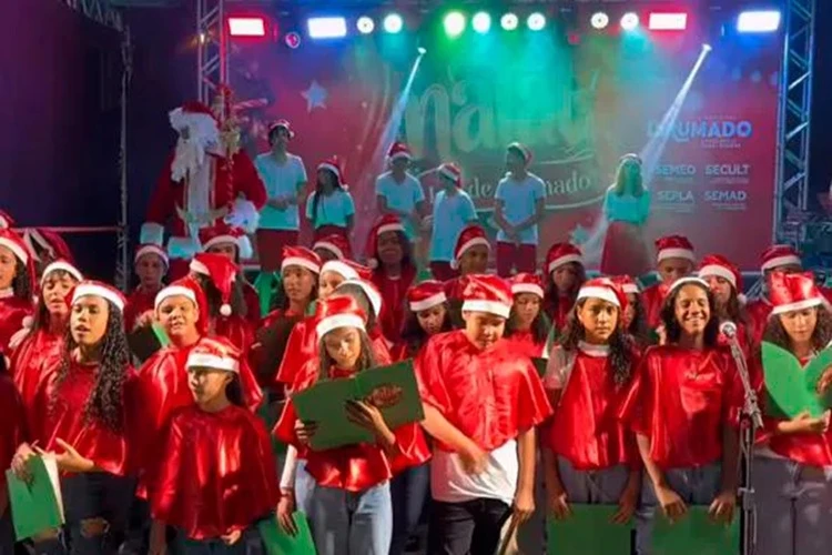 Alunos das escolas municipais abrilhantam Natal Luz de Brumado