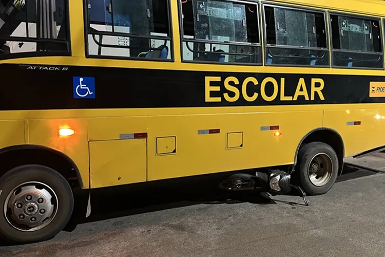 VÍDEO: Motociclista morre após colisão com ônibus escolar em Guanambi