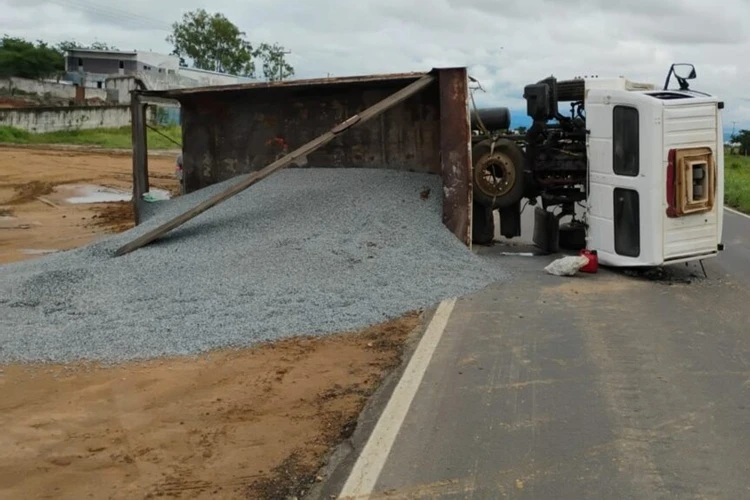 Caçamba carregada com brita tomba e interdita parte da BR-030 em Guanambi