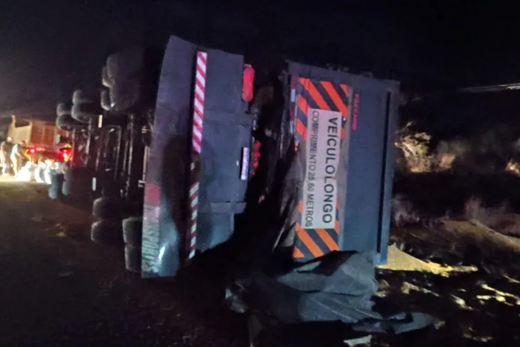 Carreta carregada de milho tomba na BR-030 em Brumado