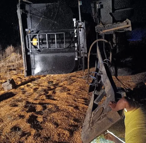 Carreta carregada de milho tomba na BR-030 em Brumado