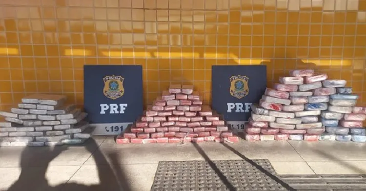 PRF apreende 130 kg de drogas com passageira de ônibus em Vitória da Conquista