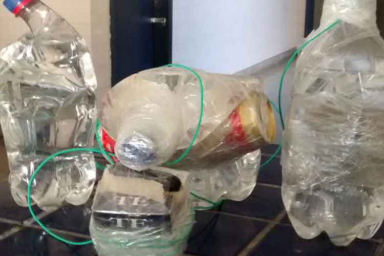 Polícia intercepta entrada de cachaça, drogas e celulares na carceragem de Brumado