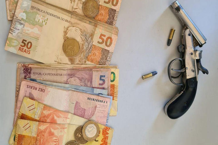 Autor de roubo é preso armado com mais de R$ 2 mil em Macaúbas