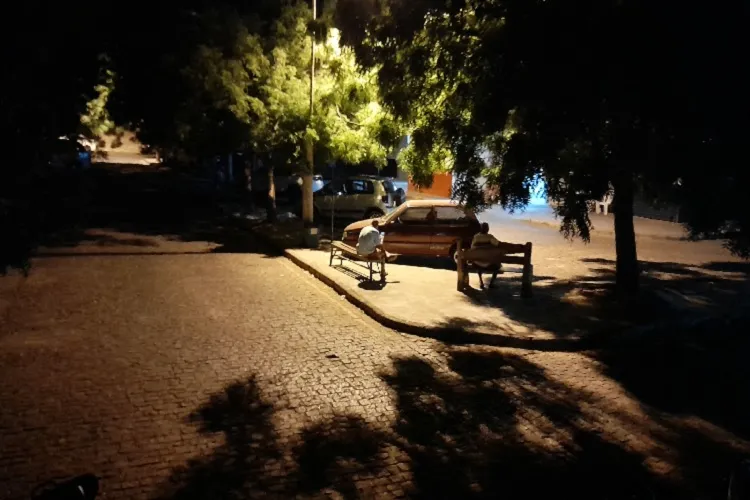 Vereador expõe estacionamento às escuras e falta de especialistas no hospital de Brumado