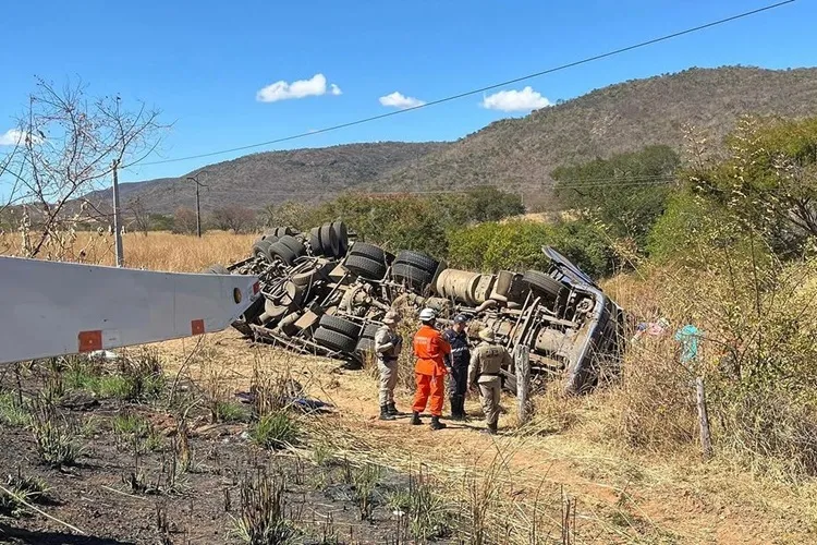 Motorista é resgatado após caminhão tombar na BR-430 em Bom Jesus da Lapa