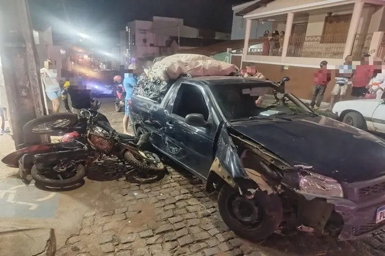 VÍDEO: Homem com sinais de embriaguez é detido após colidir carro em duas motos em Caculé