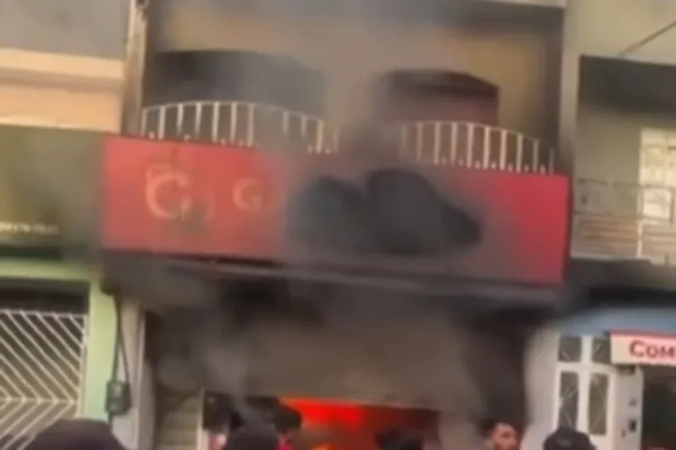 Incêndio acesso a loja de jogos no prédio comercial de Ibipitanga