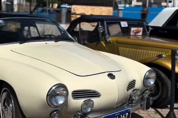 Exposição de relíquias movimenta o 6º Encontro de Carros Antigos de Macaúbas
