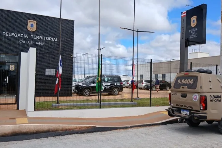 Mulher em surto incendeia casa e furta dinheiro do companheiro em Caculé