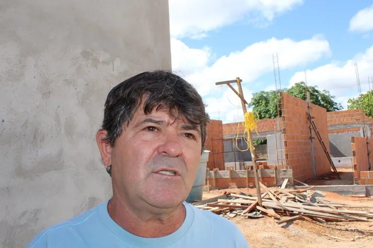 Macaúbas: Com recursos próprios, prefeitura recupera vias e pavimenta estrada vicinal