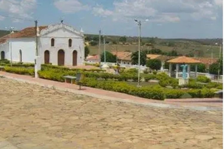 Armado com foice, homem mata três familiares na zona rural de Macaúbas