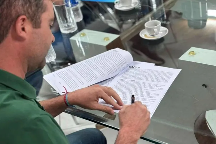 Brumado avança na habitação e assina contrato para a construção de 200 moradias populares