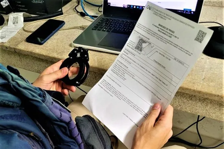 PRF prende homem com mandado em aberto por homicídio na BR-116 em Jequié