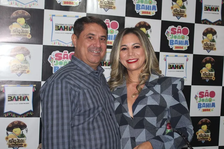 Prefeito e primeira dama recepcionam foliões no São João de Malhada de Pedras