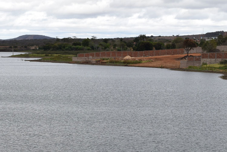 Invasões às margens do Rio do Antônio estão prejudicando a biodiversidade da caatinga em Brumado