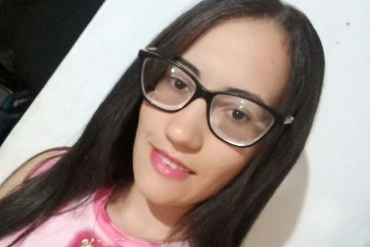 Jovem é alvejada e queimada na BA-623 em Maetinga