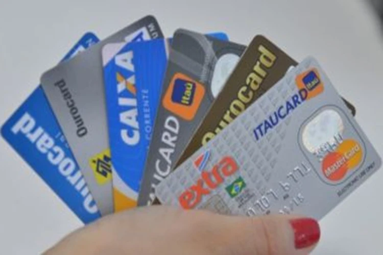 Percentual de famílias com dívidas cresce, mas inadimplência cai