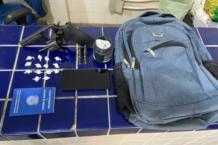 Foragido da justiça é preso com arma e drogas no Bairro das Flores em Brumado