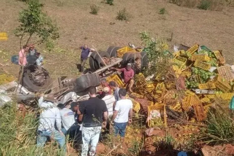 Motorista fica preso às ferragens após tombar caminhão na BR-030 em Caetité