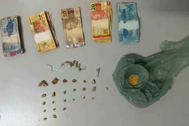 Flagrante em Guanambi: Jovem é preso com crack e R$ 1,4 mil no bairro Monte Pascoal