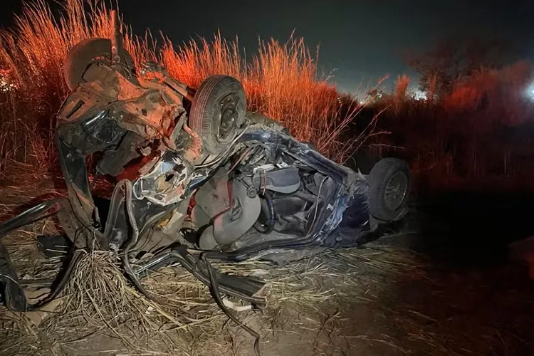 Duas pessoas morrem e seis ficam feridas após batida entre carros na BR-242
