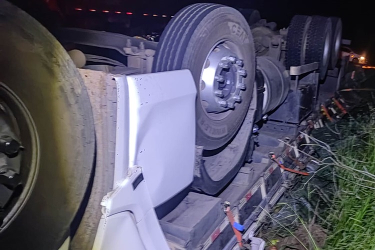Caminhão capota na BA-142, no trecho entre Barra da Estiva e Ituaçu