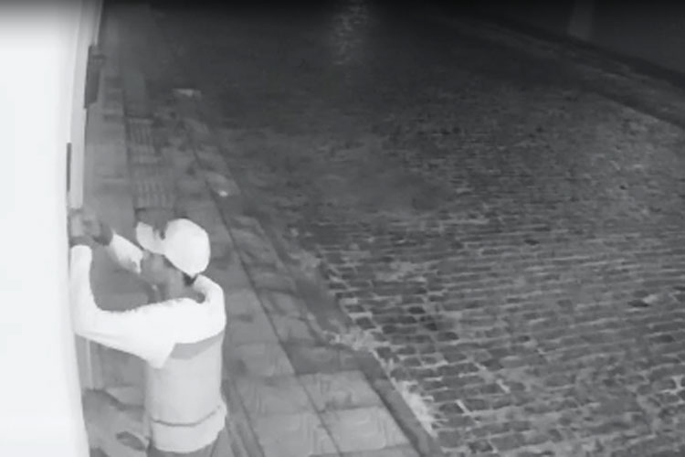 Câmeras de segurança flagram bandido tentando arrombar residência em Brumado