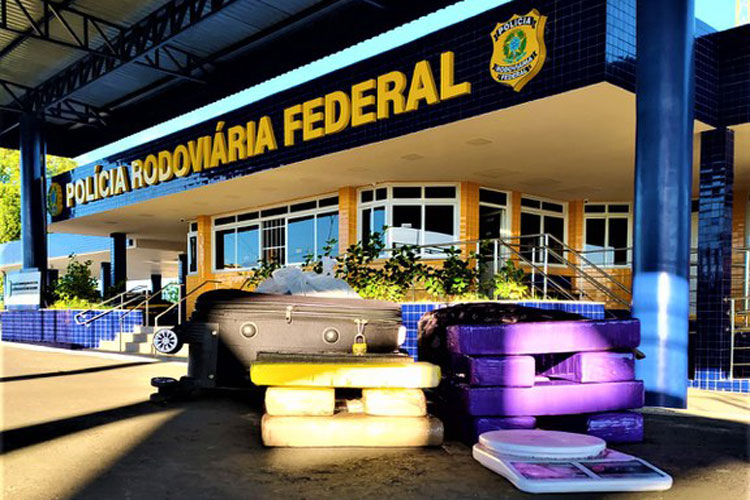 Jovem de 20 anos é preso com drogas em ônibus na BR-116 em Vitória da Conquista