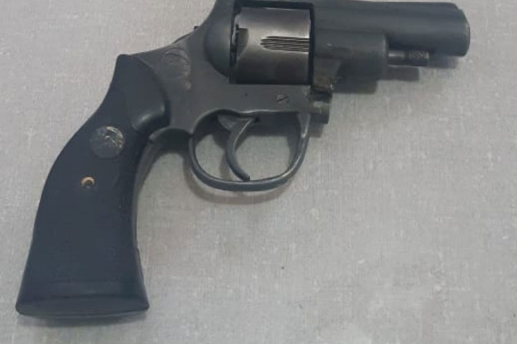 Paramirim: Homem acusado de agredir a esposa foge de casa com a chegada da PM