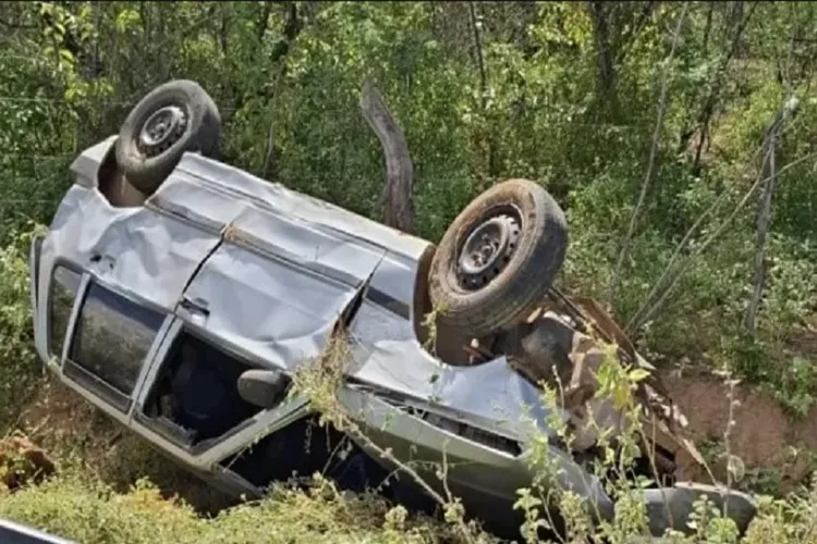 Motorista perde controle e capota veículo em curva na zona rural de Brumado
