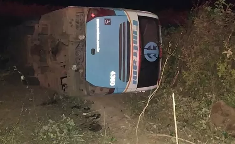 Ônibus com 22 passageiros tomba e deixa feridos em Muquém do São Francisco