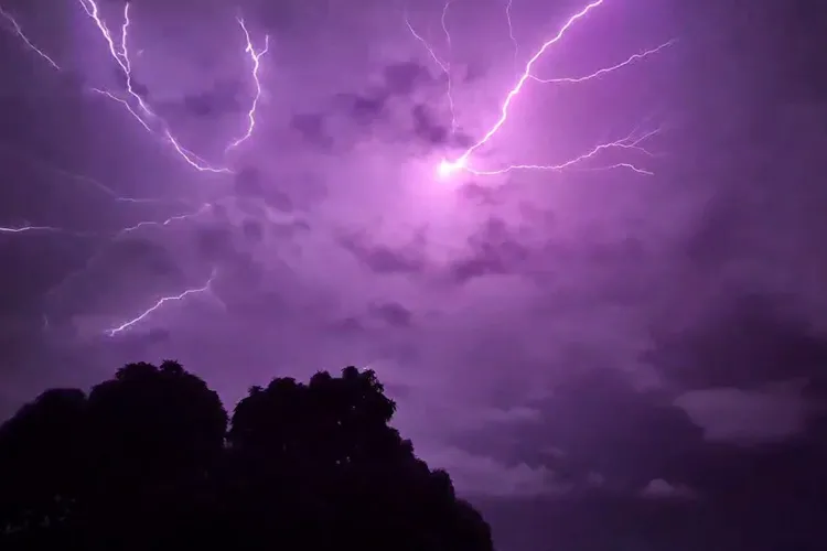 Internauta registra espetáculo de raios nos céus de Brumado