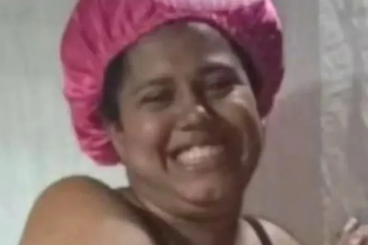 Jovem morre após sofrer choque elétrico ao usar celular carregando na tomada