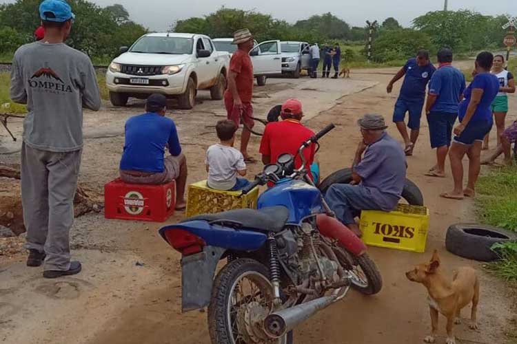 Manifestantes bloqueiam estrada do parque eólico em Brumado