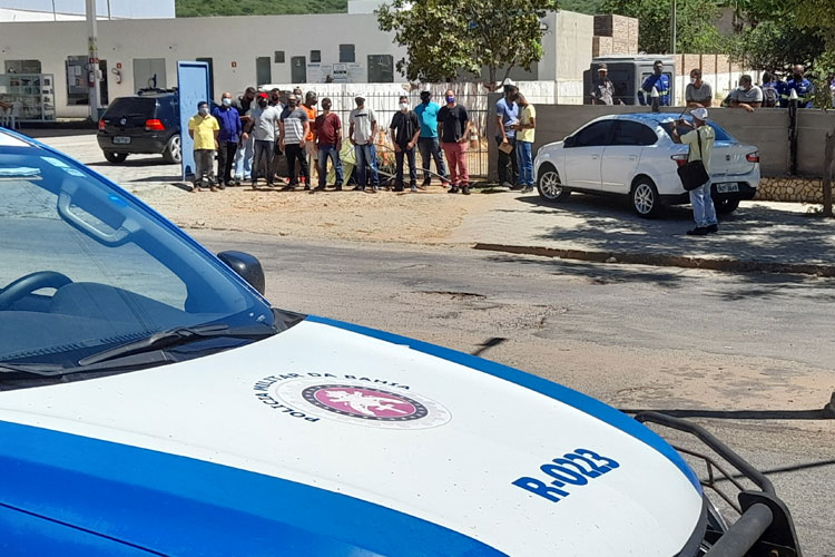 Brumado: Endicon não paga vencimentos, ameaça demitidos e chama PM para liberar caminhões