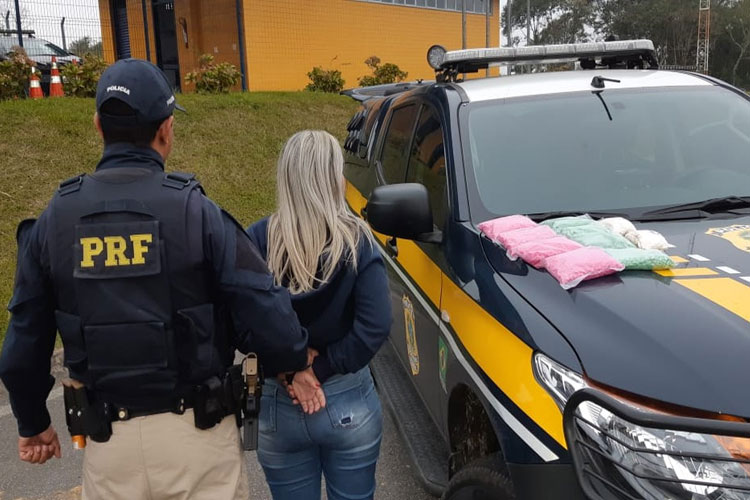 Presa por tráfico chora ao saber que passará aniversário na cadeia