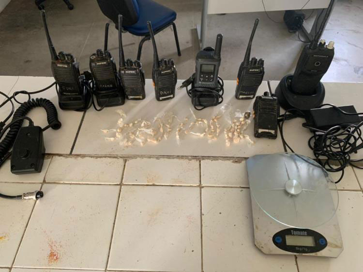 Mulher é presa com drogas e sete rádios comunicadores em Itapetinga