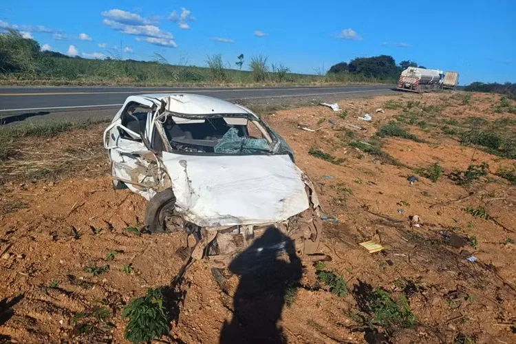 Mulher morre e bebê fica ferido em acidente com carro e caminhão em Formosa do Rio Preto