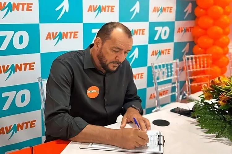 Manelão oficializa candidatura à Câmara Federal e dobradinha com Felipe Duarte em Brumado