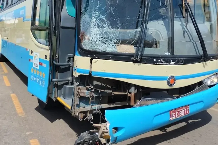 Motociclista morre após colisão com ônibus da empresa Novo Horizonte em Paramirim