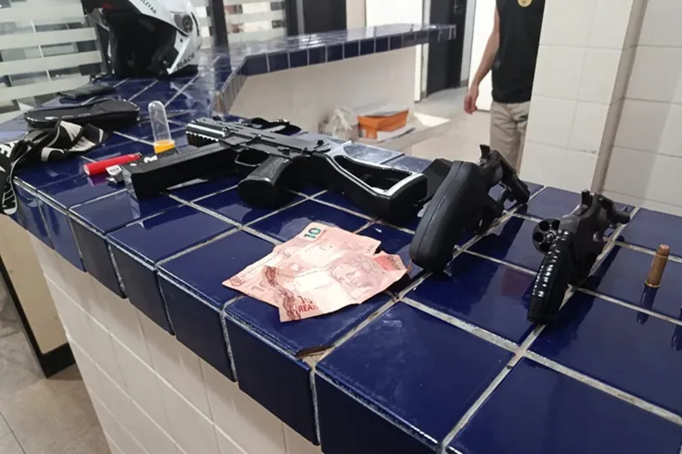 24º BPM prende dupla suspeita de integrar facção e ostentar armas em Brumado