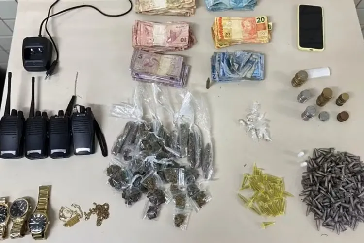 Adolescente é apreendido com drogas e mais de R$ 3 mil em Lauro de Freitas