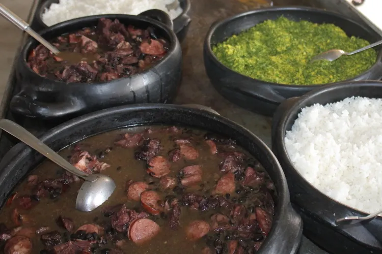 Feijoada surpresa na merenda escolar deixa alunos sem refeição em Guanambi