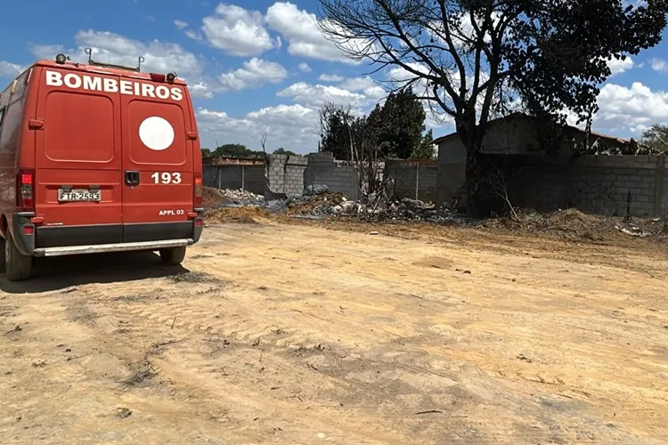 Incêndio em depósito de recicláveis mobiliza bombeiros por 22h em Vitória da Conquista