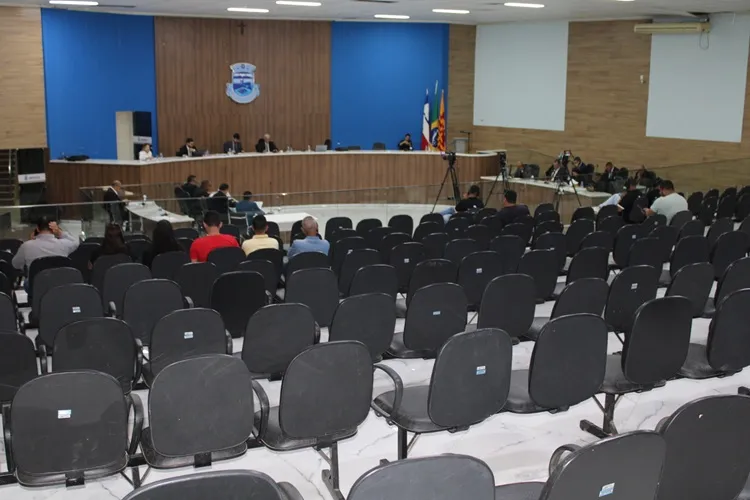 Brumado: Líder do prefeito defende taxa de iluminação pública e garante isenção para 18 mil famílias