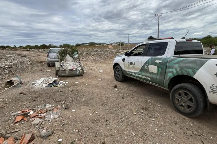 Veículos usados no descarte irregular de lixo são apreendidos em Guanambi