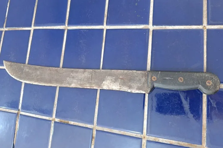 Filho em barraca de camping é detido por ameaçar o pai com facão na zona rural de Brumado