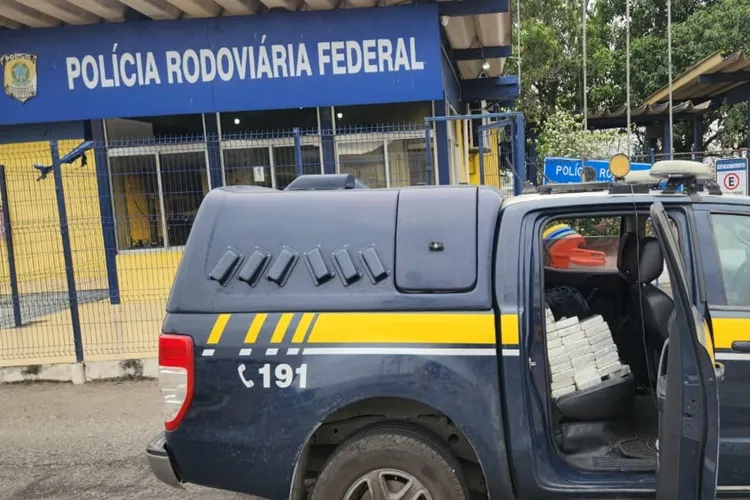 Milagres: PRF apreende 50 kg de cocaína em porta-malas de carro acidentado na BR-116